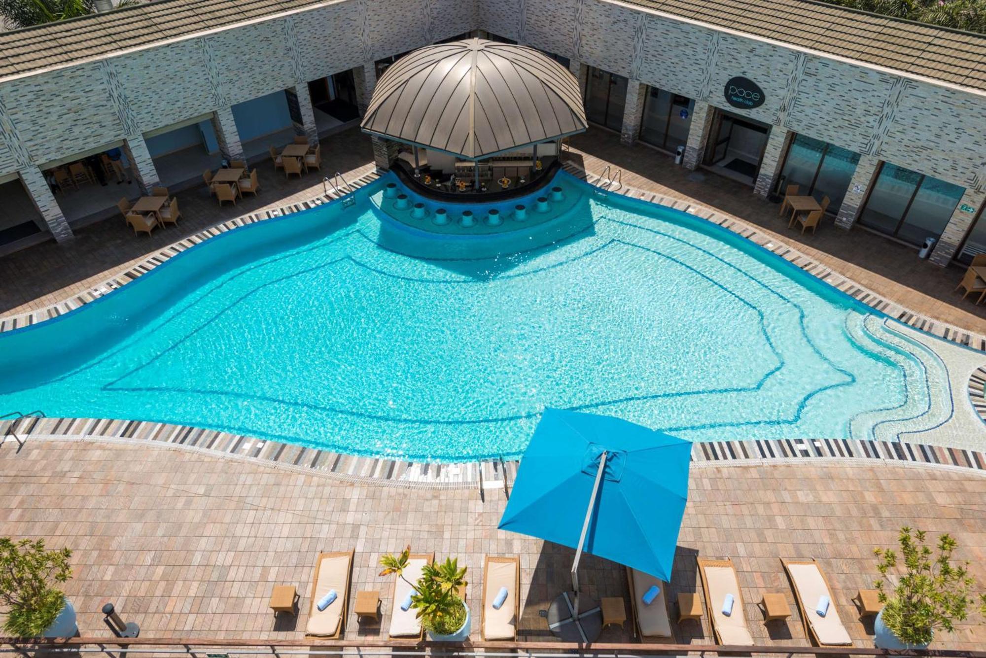 Radisson Blu Hotel Lusaka Esterno foto The pool at the hotel